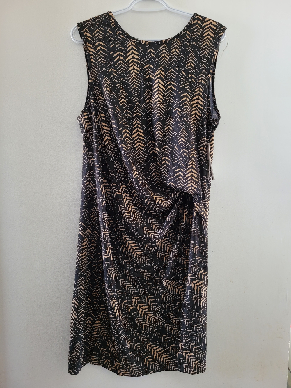 Lori M Sleeveless Black and Beige Draped Midi Dress. Size: XL